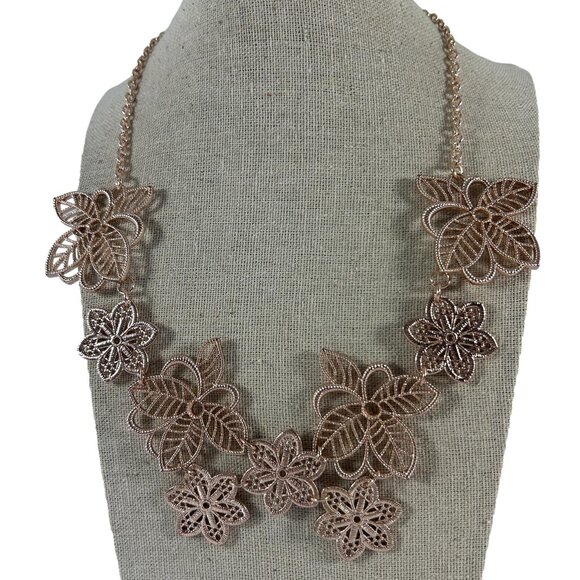 1946 Gold Tone Open Work Flower Necklace Bib Style Floral Statement - Picture 1 of 11